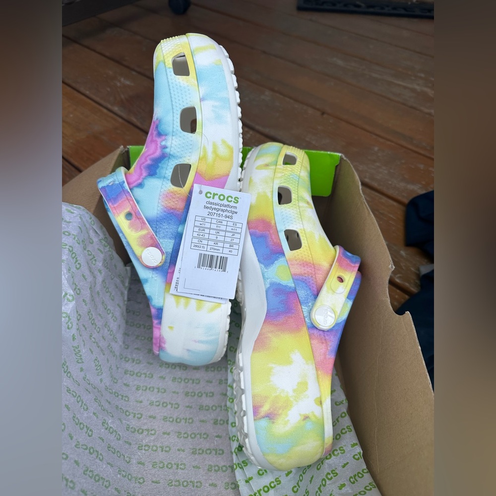 New CROCS Women's Tie-Dye Platform Sandals - Blue, Yellow, Pink size 11 - Picture 2 of 5